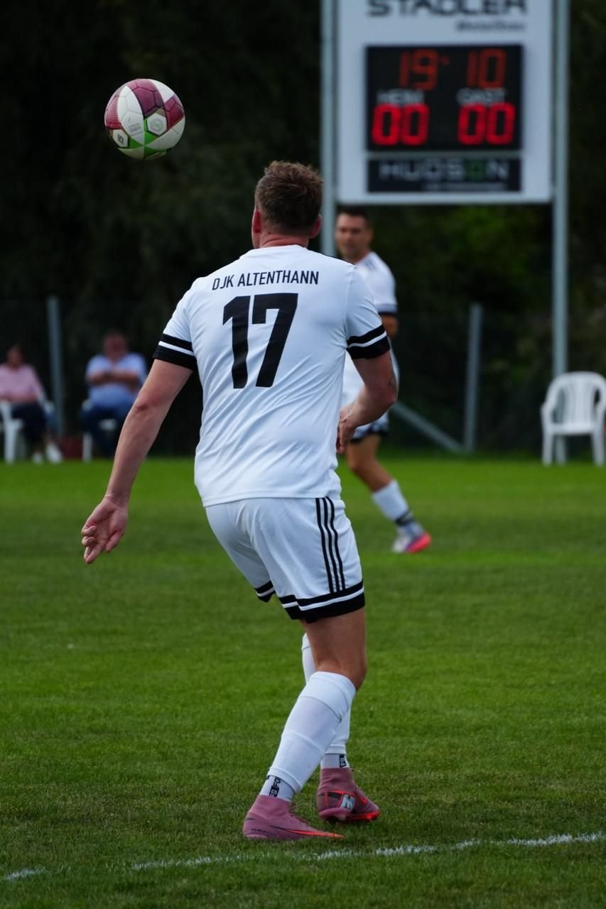 Sandro im Trikot der DJK Altenthann mit der Nummer 17 beim Spiel