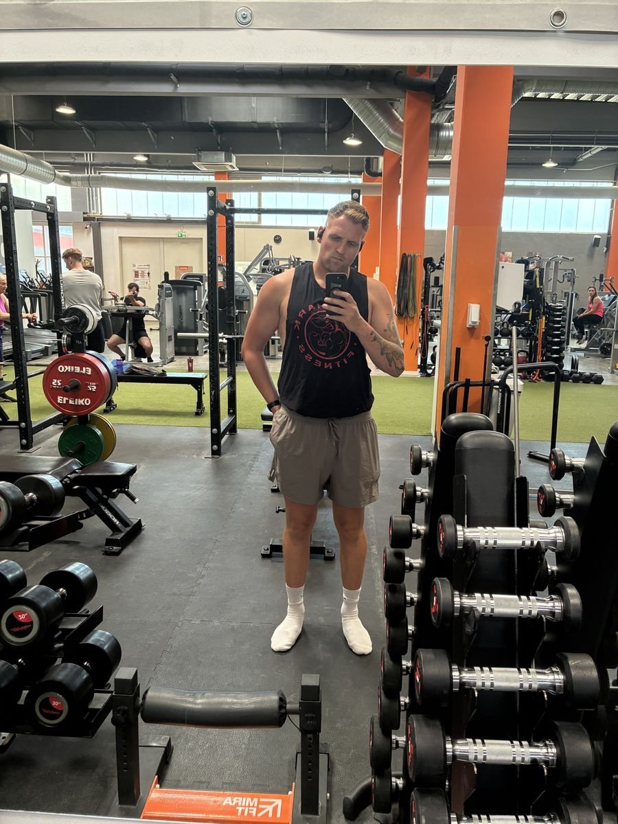 Sandro im Gym vor dem Spiegel